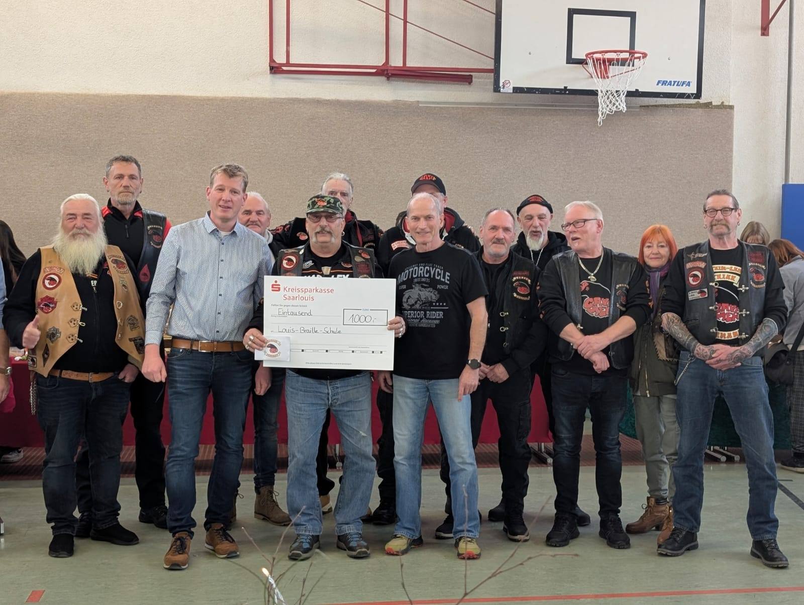 Spenden%C3%BCbergabe%20Cavemen%20MC%20Lebach%20am%20Weihnachtsmarkt%202025%20Gruppenfoto